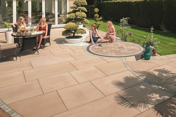 fairstone_sawn_sandstone_king_size_garden_paving-1-800x555