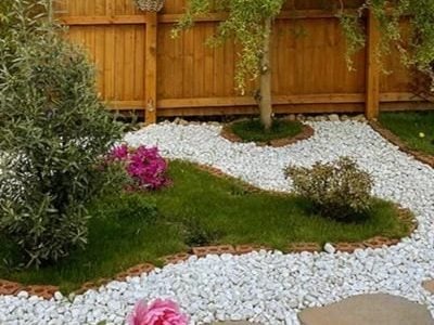 20 to 40mm White Pebbles Long Rake Spar