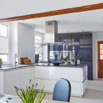 Uninterrupted sleek lines for this kitchen peninsula
