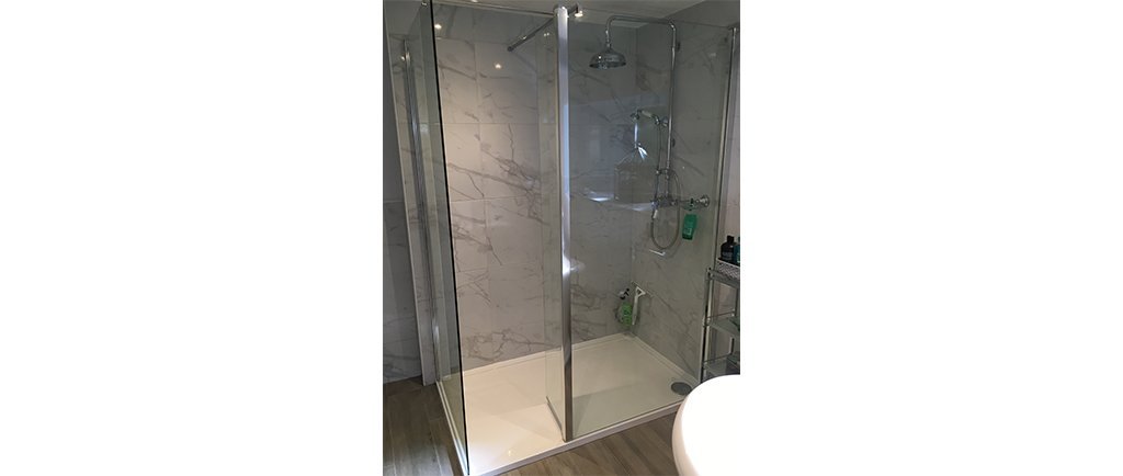 Shower enclosure with marbled panels