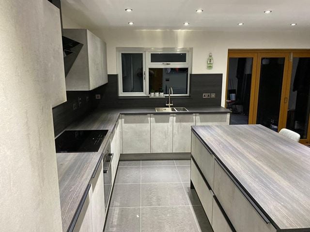 Worktops and splashbacks in dark mountain oak