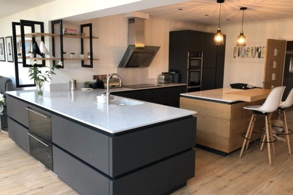 kitchen island ideas - modern breakfast bar and sleek black and gleaming countertop kitchen