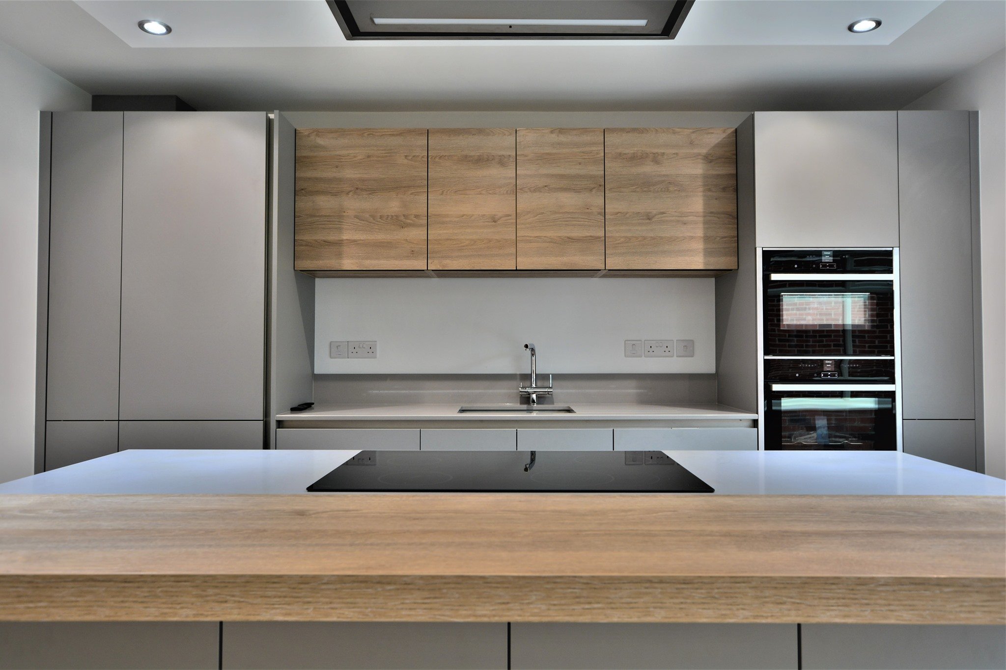 Effortlessly modern: matt grey and wood handleless cabinets