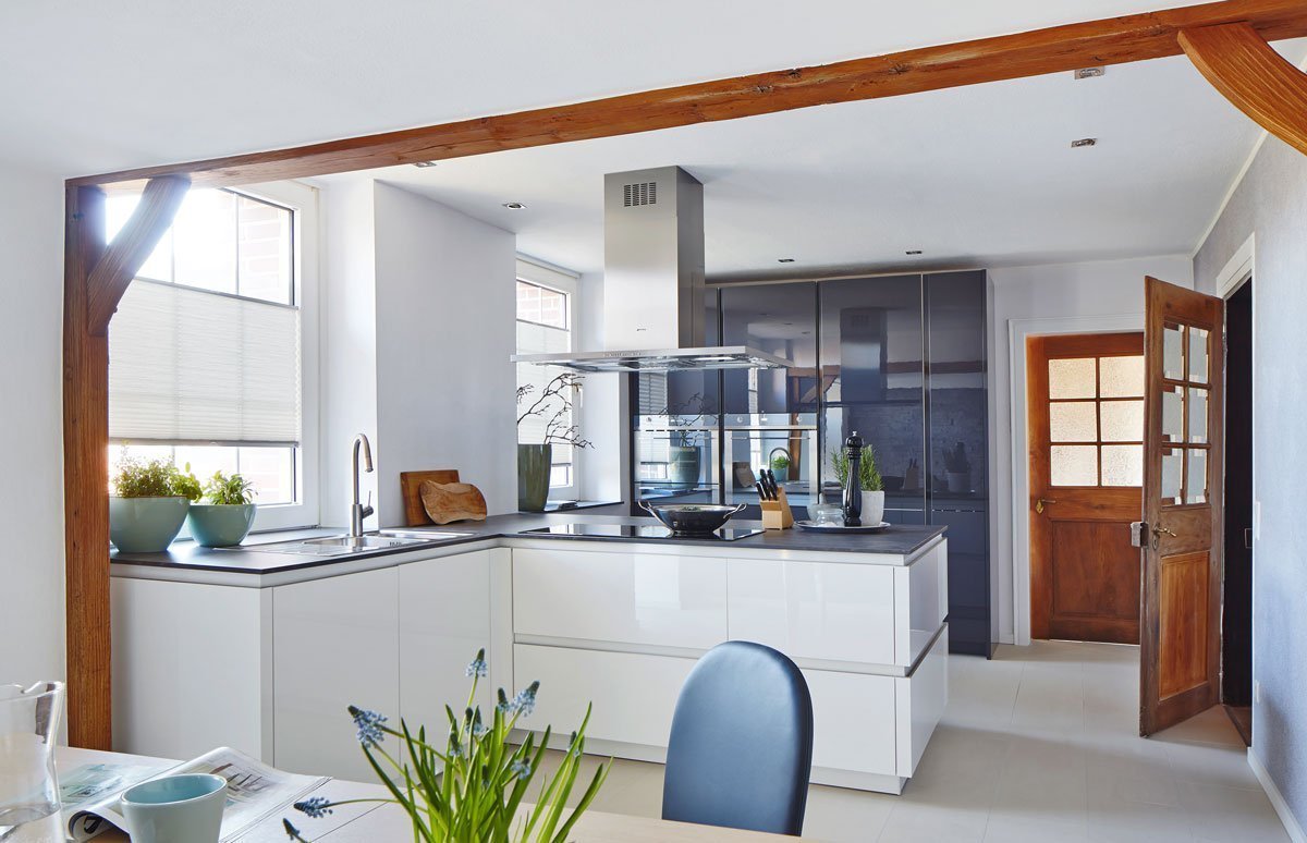 Uninterrupted sleek lines for this kitchen peninsula