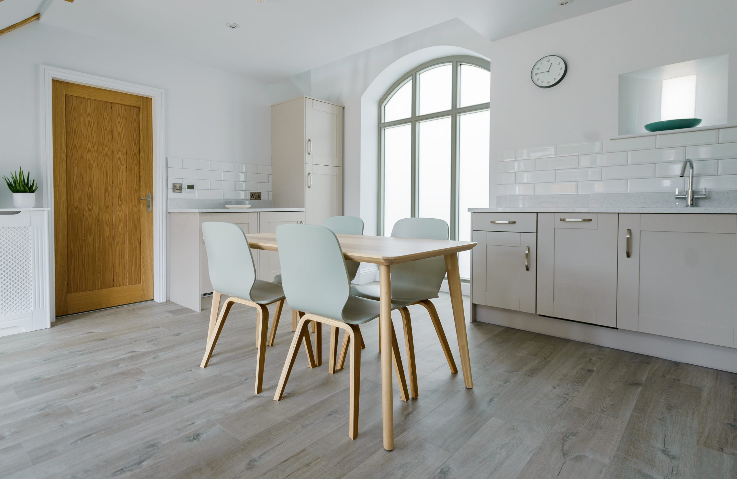 Vinyl flooring for Practical dining space