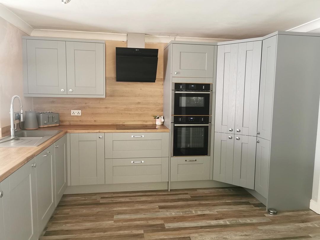 Symphony Ashbourne Cobble Grey with Chalet Oak laminate worktops with NEFF appliances (1)