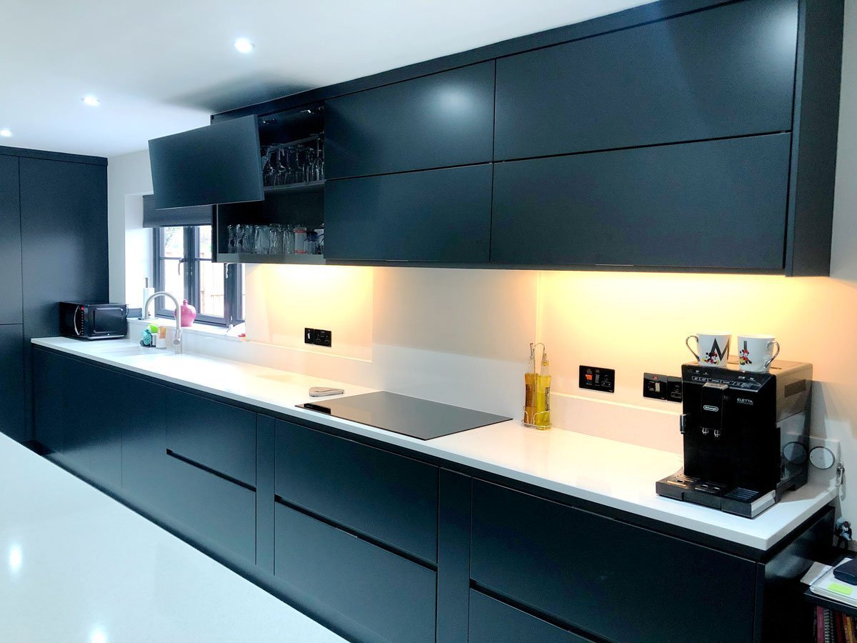 Sheraton Kitchen - black kitchen with handless cabinets