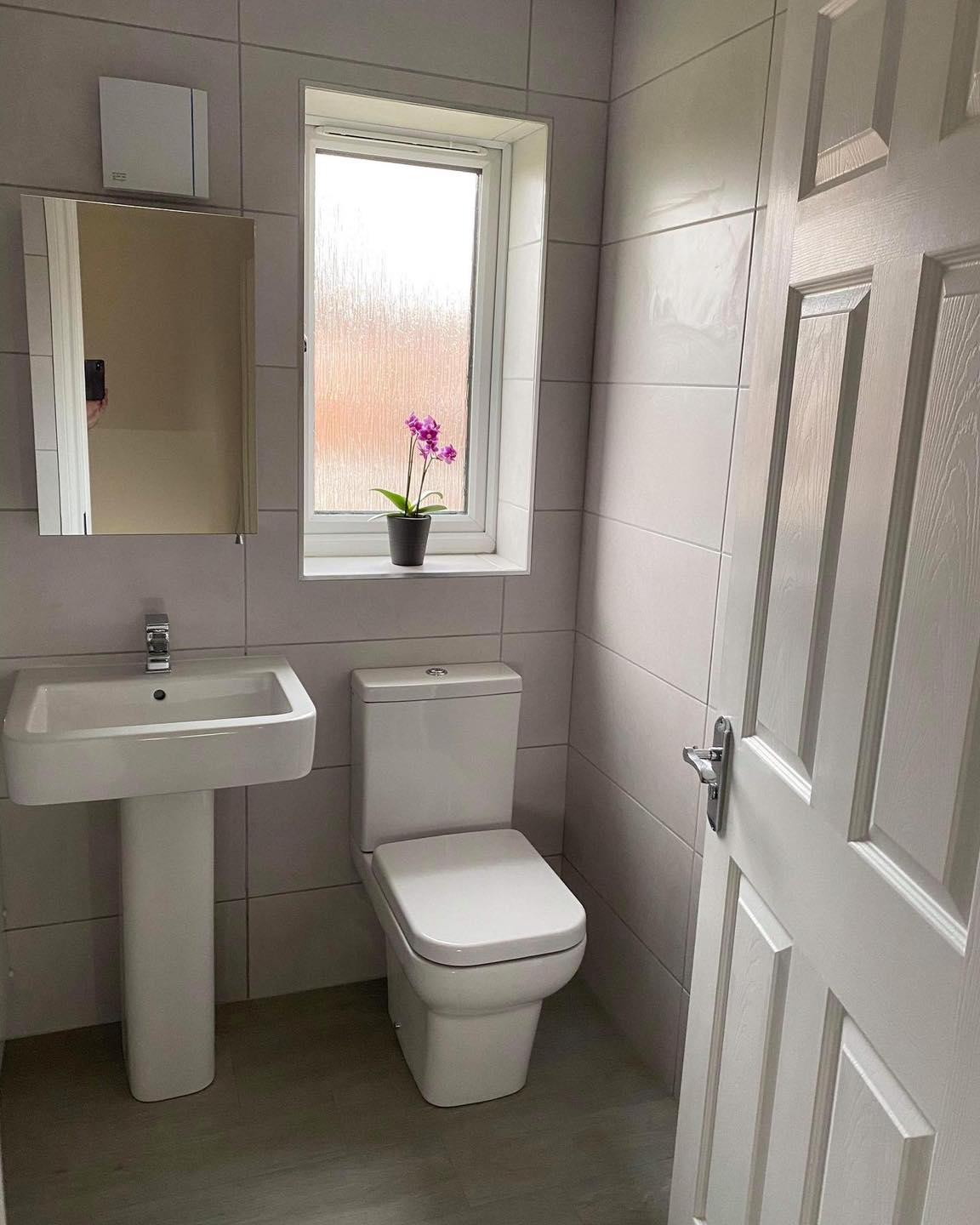 Small Bathroom with modern basin and WC