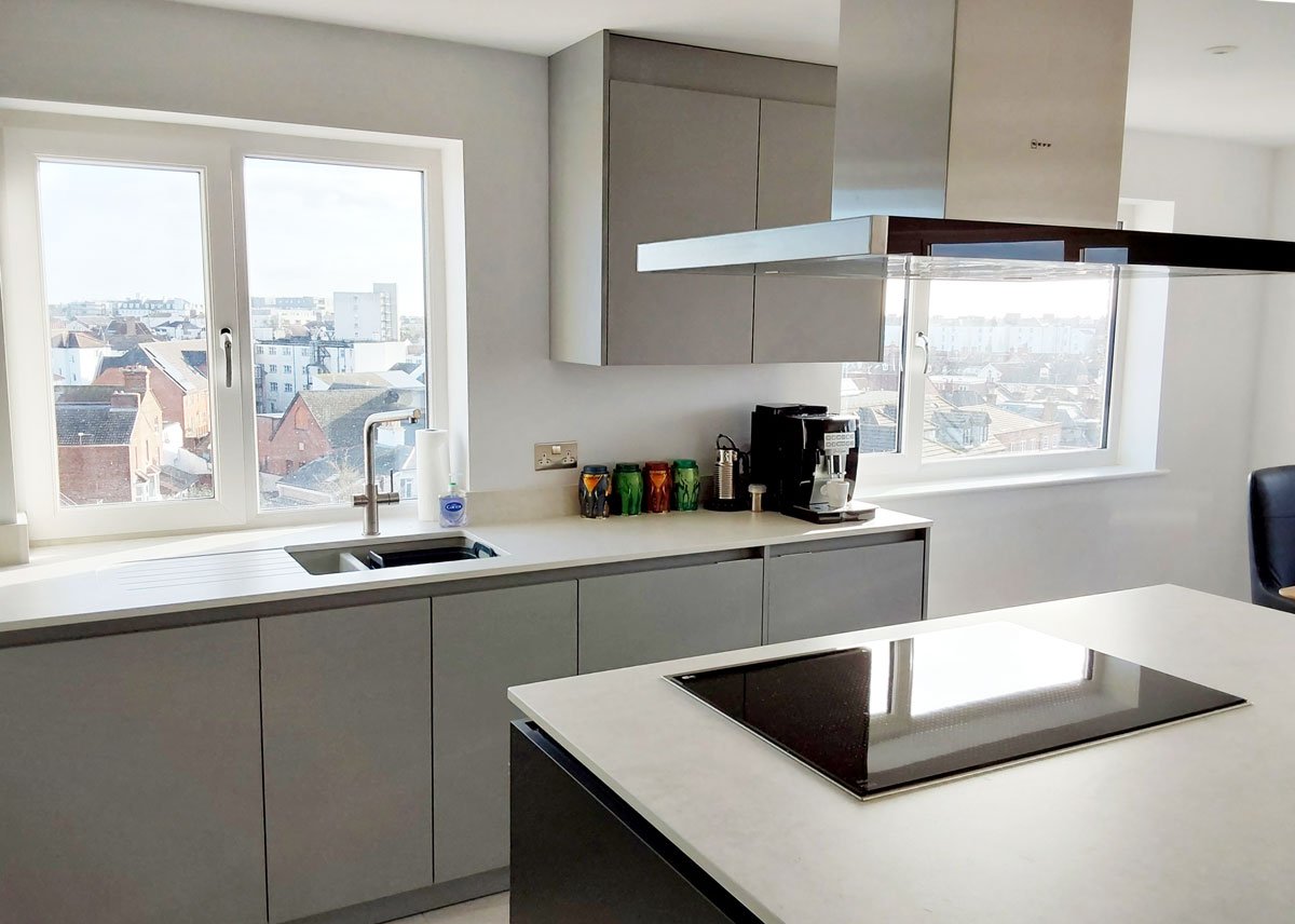 Handeless grey kitchen for apartment