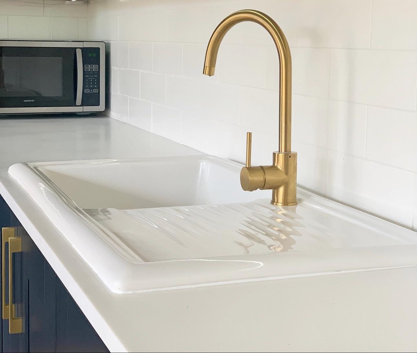Quartz Worktop with gold kitchen tap and fixtures