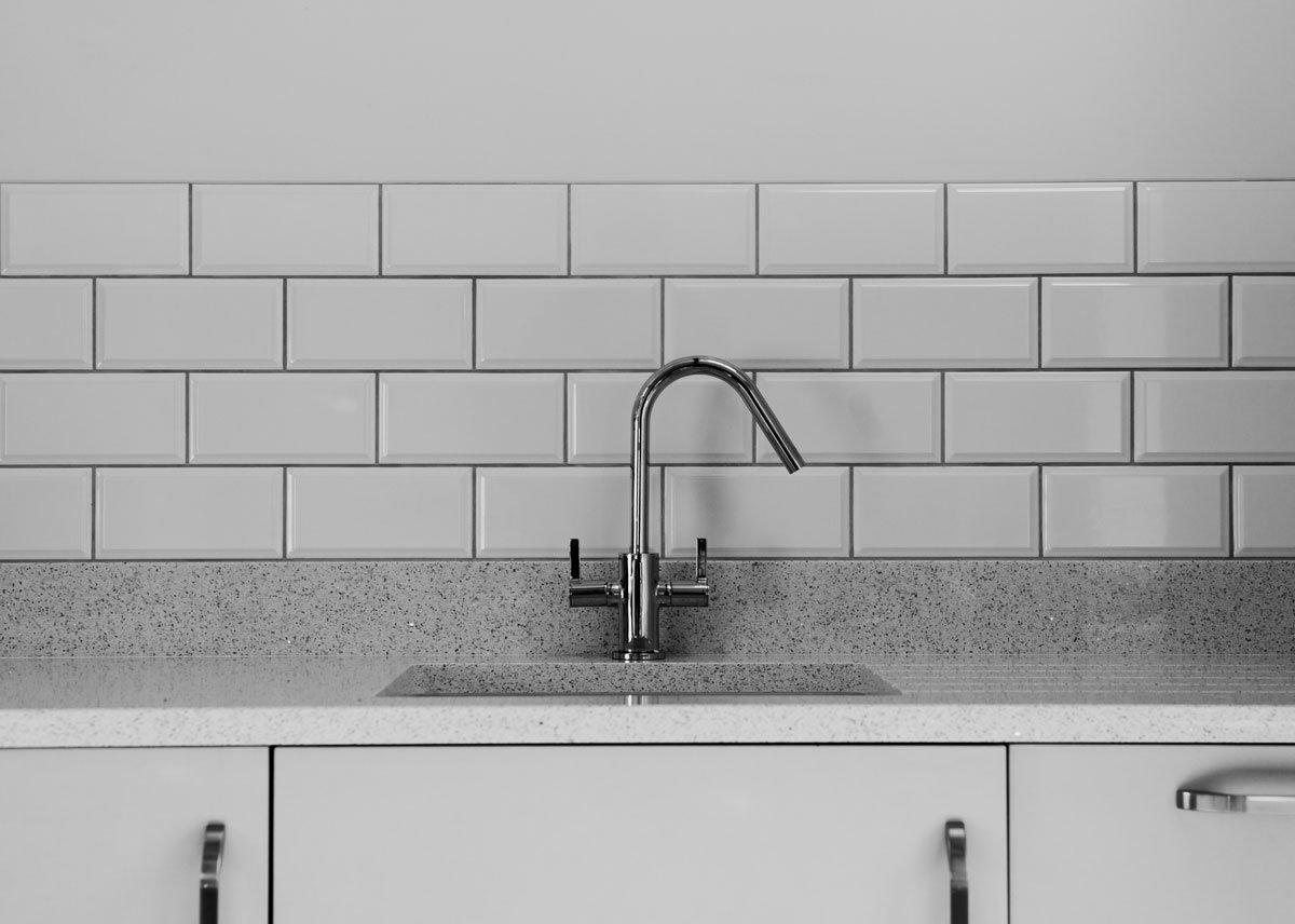 Classic White bevelled subway tiles - Turnbull