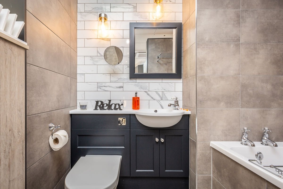 Traditional Bathroom Furtinute with Modern WC and accents