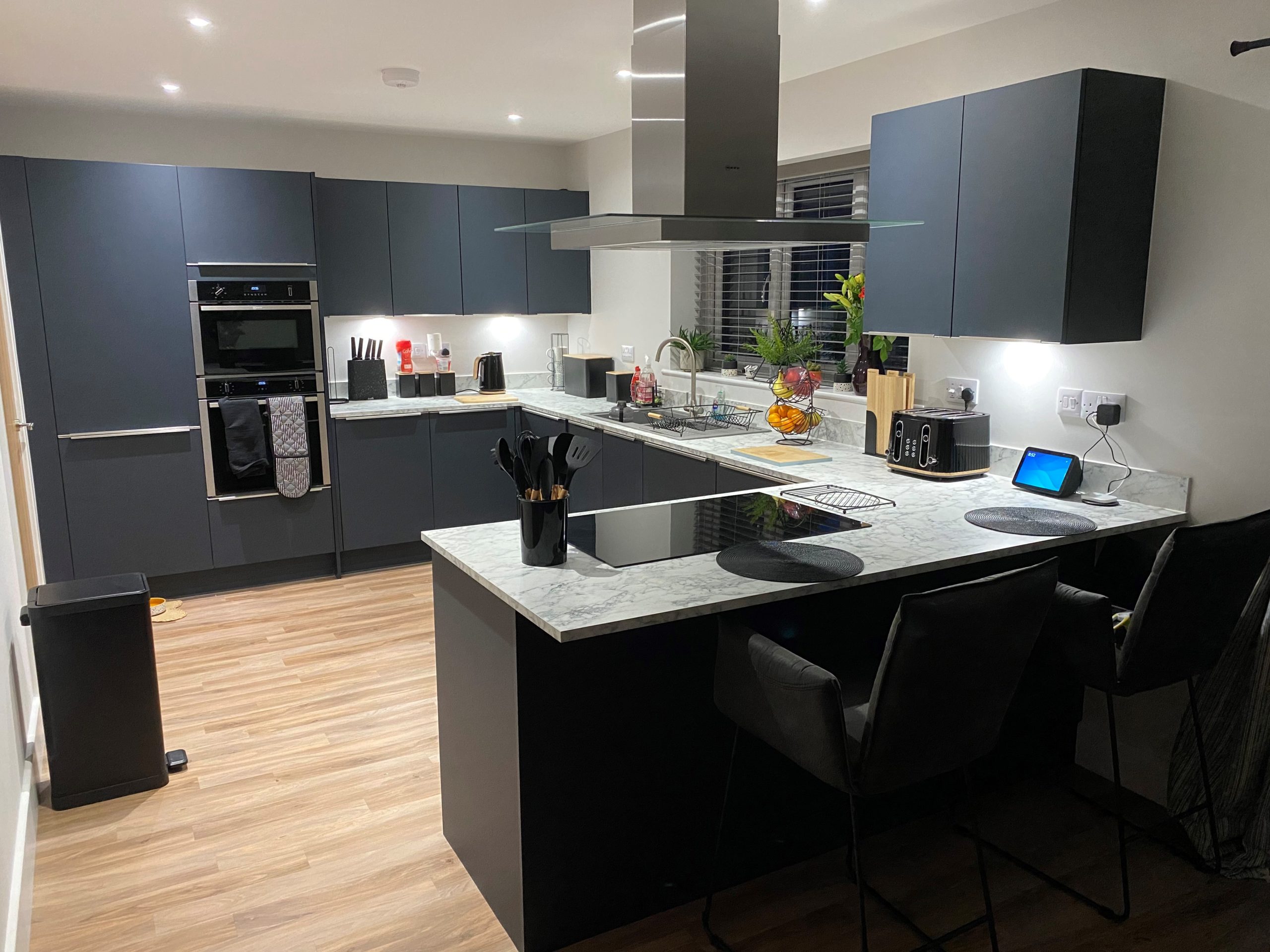 Navy blue kitchen with peninsula