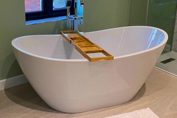 Curved freestanding bath