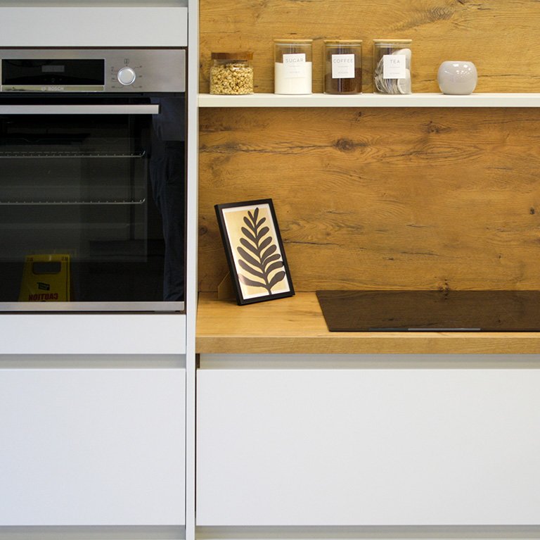 Integrated induction hob and oven for compact kitchen spaces