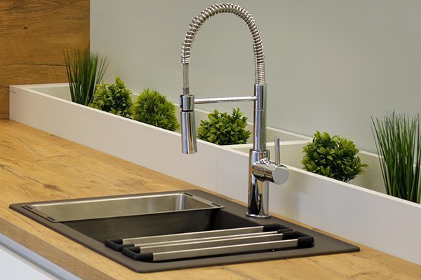 Kitchen mixer tap with flex hose