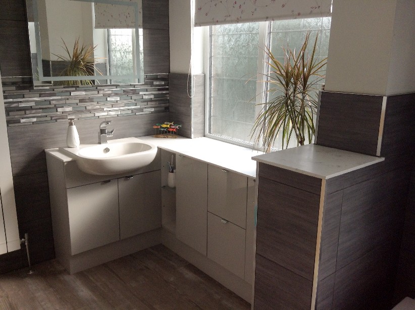 Modern - white and grey Bathroom