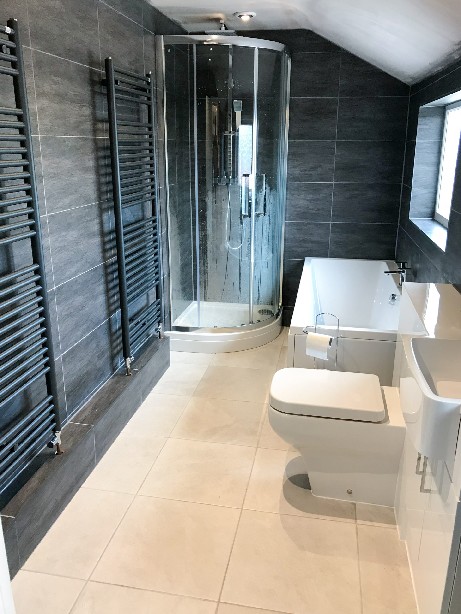 Angular Bathtub and Toilet - Modern Bathroom