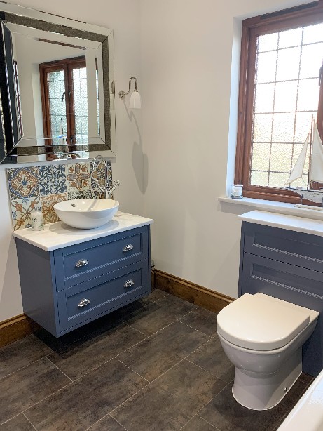 Traditional looking family bathroom